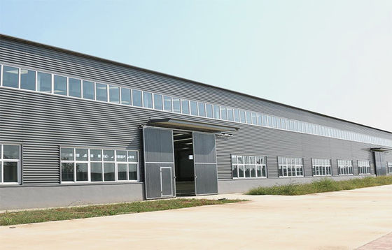 Voorgefabriceerd staal schuren portaal raam staal structuur magazijn met geïsoleerde / enkel plaat