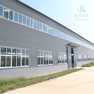 Prefab stalen constructie magazijn met H-sectie balken en sandwichpanelen