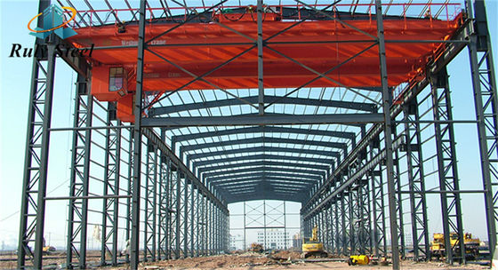 Bouw van staalconstructie-fabricage- magazijn met bovenkranen