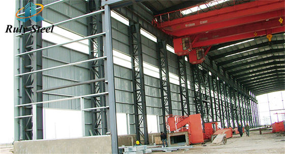Bouw van staalconstructie-fabricage- magazijn met bovenkranen