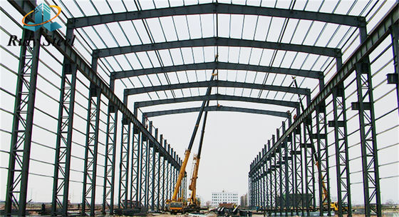 Bouw van staalconstructie-fabricage- magazijn met bovenkranen
