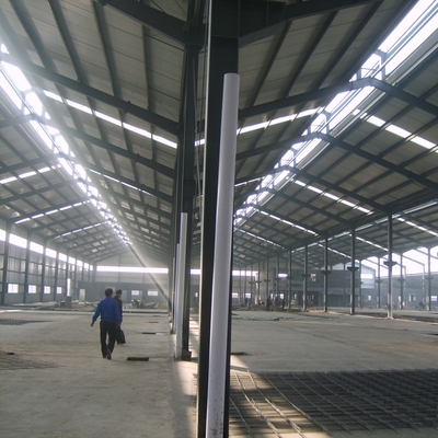 Voorgefabriceerd staalconstructiegebouw met H-afdelingsbalken en sandwichpanelen