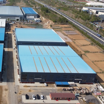 Prefab stalen constructie magazijngebouw met grote overspanning en kraan