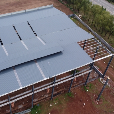 Industriële stalen constructiegebouw met thermisch verzinkt frame