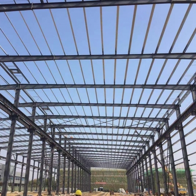 Prefab stalen constructie magazijn 133m x 67m met glaswolpanelen