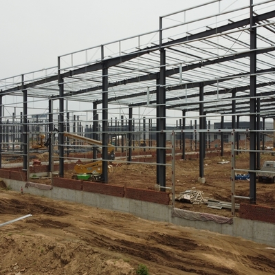 100 meter groot staalgebouw met 5 ton kraan