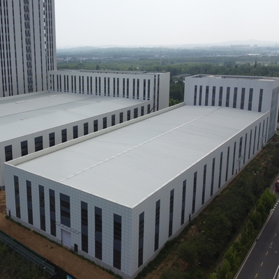 Pre-engineered staalconstructie met geïsoleerde betonnen panelen
