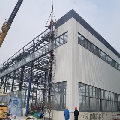 Gebouw met voorgefabriceerd staalportaalraam met balken en kolommen met H-sectie