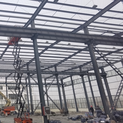 Stalen constructie magazijn met grote luifel voor verpakkingswerkplaats