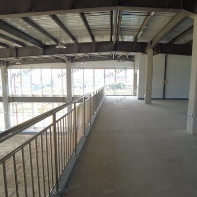 Multifunktioneel staalconstructie magazijn met mezzanine voor showroom en kantoor