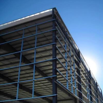 Meerdere verdiepingen tellend, seismisch beveiligd, met bouten verbonden staalconstructie gebouwde hotel