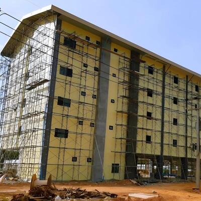 Meerdere verdiepingen tellend, seismisch beveiligd, met bouten verbonden staalconstructie gebouwde hotel