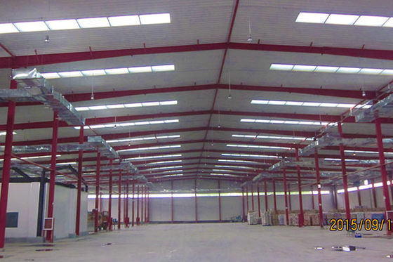 Lichtstalen constructie magazijn met glaswol isolatie