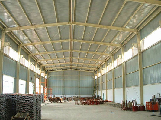 Stalen loods met vrije overspanning en lichtstalen frameconstructie