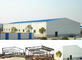 Het schilderen van het Staalgebouwen van het Oppervlakte de Prefabpakhuis/Bouwconstructie van de Staalfabriek